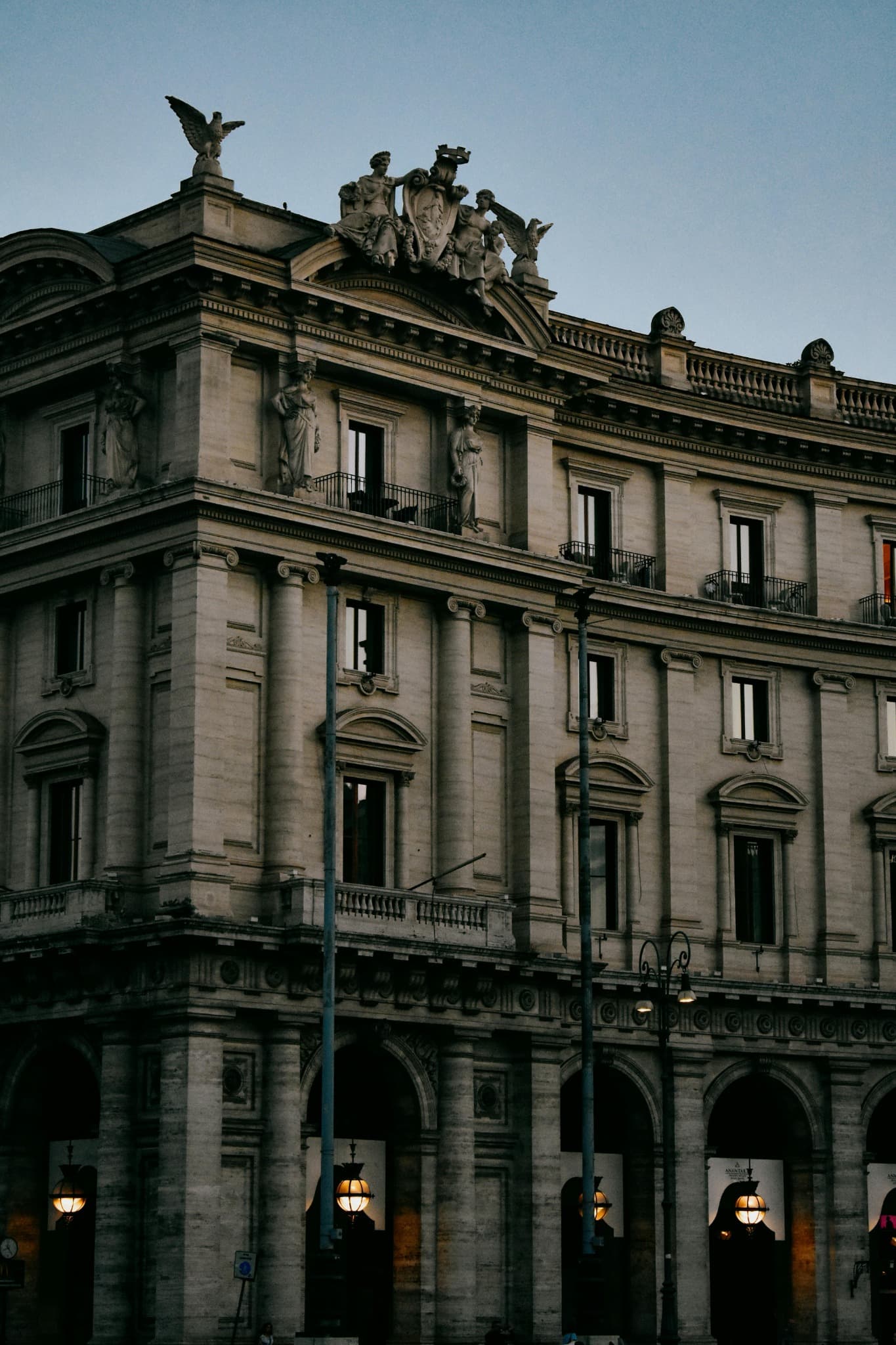 Facciata storica italiana con dettagli architettonici