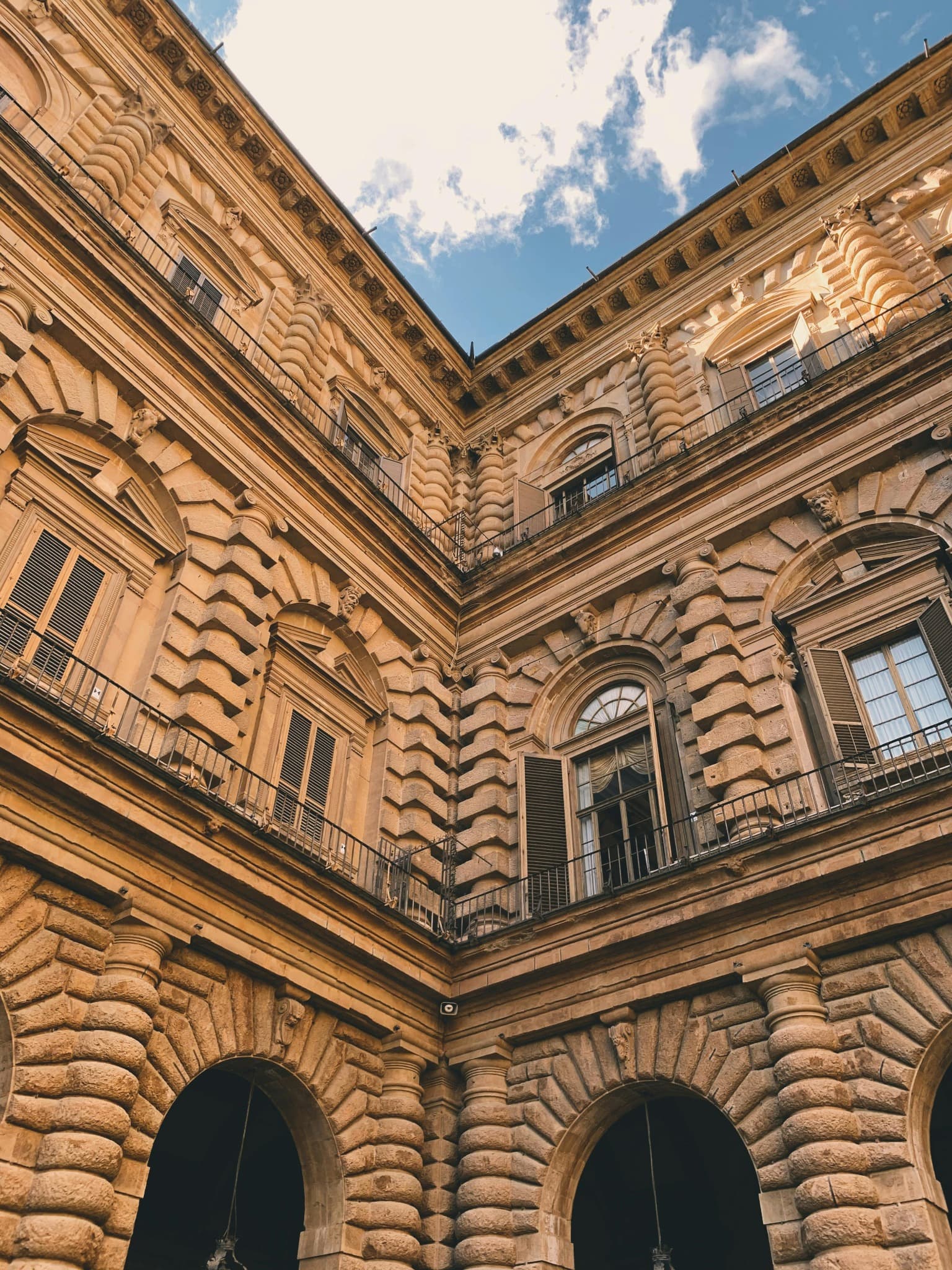 Palazzo storico italiano con corte architettonica e luce calda